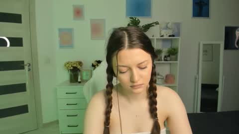 Mia online show from 09-12-25, 03:39