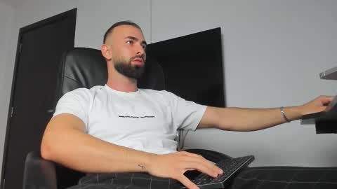 Snapshot of michaelevansx chatting on 09-30-25, 08:25 MichaelEvansx online show from 09-30-25, 08:25