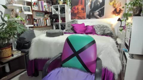 Snapshot of michelleapihel chatting on 02-21-25, 11:21 michelle apihel online show from 02-21-25, 11:21