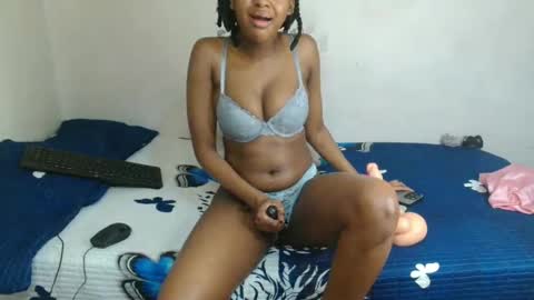 Snapshot of midnightsinx chatting on 11-19-25, 01:22 midnightsinx online show from 11-19-25, 01:22