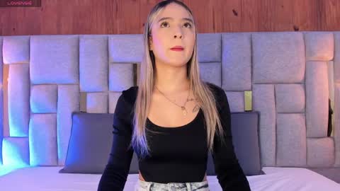 Snapshot of miia_reeves_ chatting on 04-28-26, 11:26 Mia online show from 04-28-26, 11:26