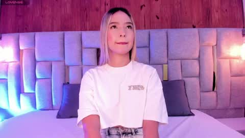 Snapshot of miia_reeves_ chatting on 05-16-26, 11:09 Mia online show from 05-16-26, 11:09