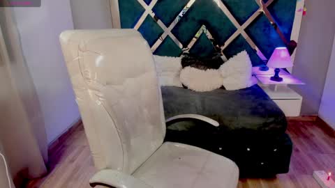 Snapshot of miia_thompson_1 chatting on 12-10-24, 01:11 M I I A online show from 12-10-24, 01:11