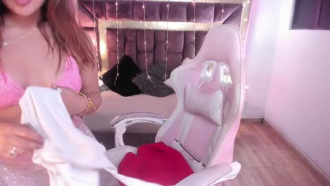Snapshot of miia_thompson_1 chatting on 01-05-25, 01:56 M I I A online show from 01-05-25, 01:56