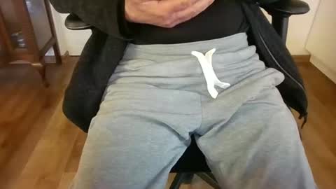 Snapshot of mik116 chatting on 11-10-25, 11:31 mik online show from 11-10-25, 11:31