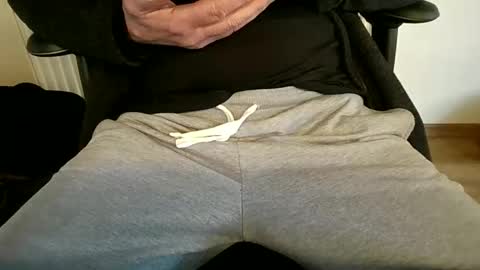 Snapshot of mik116 chatting on 11-12-25, 09:53 mik online show from 11-12-25, 09:53