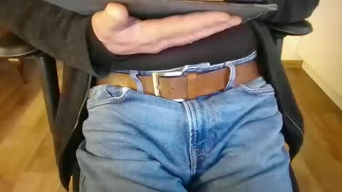 Snapshot of mik116 chatting on 12-05-25, 01:31 mik online show from 12-05-25, 01:31