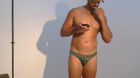 Snapshot of mike4fun99 chatting on 05-17-26, 01:58 mike online show from 05-17-26, 01:58