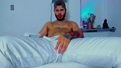 Snapshot of mike__horny chatting on 10-23-25, 03:00 Mike online show from 10-23-25, 03:00