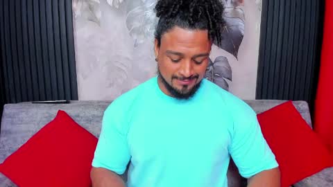 Snapshot of mike_estevess chatting on 05-01-26, 04:44 online show from 05-01-26, 04:44