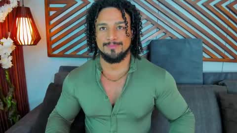 Snapshot of mike_estevess chatting on 05-14-26, 04:30 online show from 05-14-26, 04:30