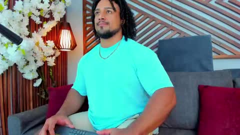 Snapshot of mike_estevess chatting on 05-20-26, 07:25 online show from 05-20-26, 07:25