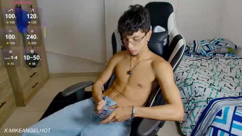 Snapshot of mike_pineapple chatting on 06-03-26, 03:31 Mike Pineapple online show from 06-03-26, 03:31