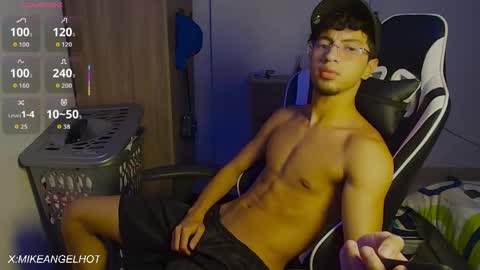 Snapshot of mike_pineapple chatting on 06-07-26, 03:43 Mike Pineapple online show from 06-07-26, 03:43