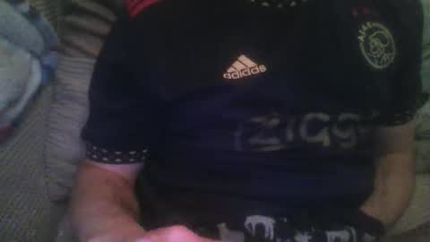 Snapshot of mikehockishuge9 chatting on 11-28-25, 05:04 mikehockishuge9 online show from 11-28-25, 05:04