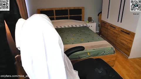 Mike    online show from 04-07-26, 01:44