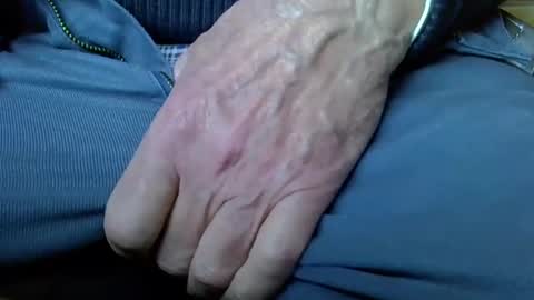 Snapshot of mikeybed chatting on 12-05-24, 10:44 mikeybed online show from 12-05-24, 10:44