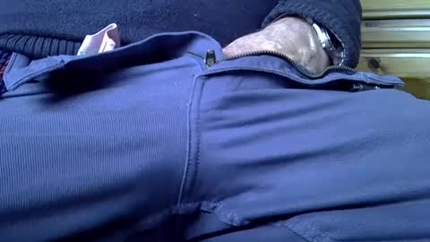 Snapshot of mikeybed chatting on 12-10-24, 01:44 mikeybed online show from 12-10-24, 01:44