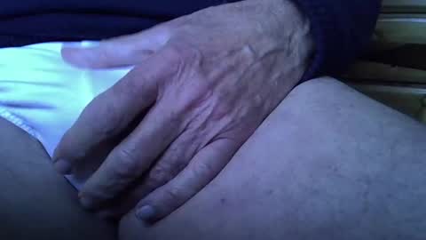 Snapshot of mikeybed chatting on 12-17-24, 12:33 mikeybed online show from 12-17-24, 12:33