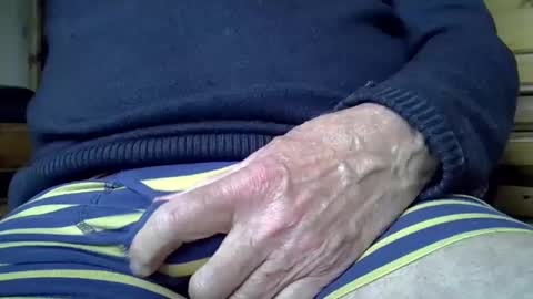 Snapshot of mikeybed chatting on 12-18-24, 12:18 mikeybed online show from 12-18-24, 12:18