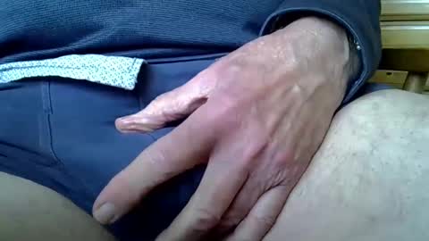 Snapshot of mikeybed chatting on 01-22-25, 12:27 mikeybed online show from 01-22-25, 12:27