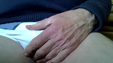 Snapshot of mikeybed chatting on 02-18-25, 02:16 mikeybed online show from 02-18-25, 02:16