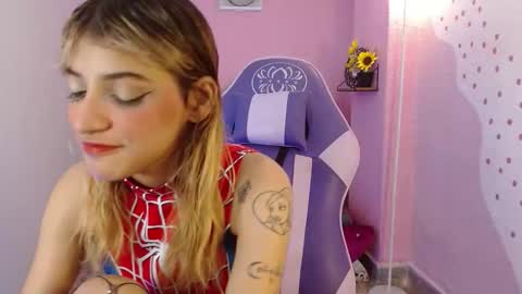 Snapshot of mikka_ela chatting on 10-31-25, 01:34 Mikka 3 online show from 10-31-25, 01:34