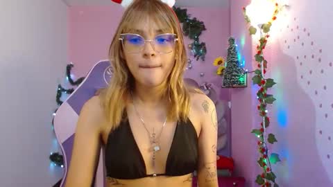 Snapshot of mikka_ela chatting on 11-28-25, 01:14 Mikka 3 online show from 11-28-25, 01:14