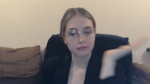 Snapshot of mila_keyy chatting on 12-16-25, 09:53 mila_keyy online show from 12-16-25, 09:53