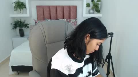 milaa_star online show from 12-19-25, 03:24