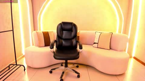 Snapshot of milacoleman chatting on 10-14-25, 02:12 Mila online show from 10-14-25, 02:12