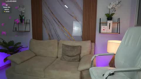 Snapshot of milacrave chatting on 10-13-25, 11:32 milacrave online show from 10-13-25, 11:32
