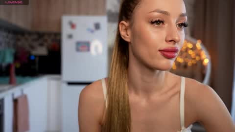 Snapshot of milaluxe chatting on 01-07-26, 05:54 Mila online show from 01-07-26, 05:54