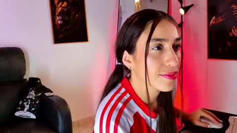 Snapshot of milan_roux chatting on 06-22-26, 08:50 Milane online show from 06-22-26, 08:50