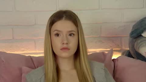 MilanaBalmain online show from 10-15-25, 04:07