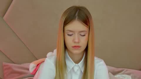 MilanaBalmain online show from 10-20-25, 04:02