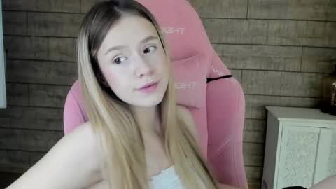 MilanaBalmain online show from 11-22-25, 04:22