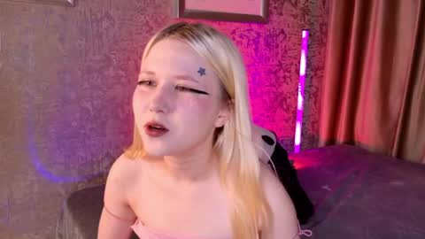 Snapshot of milemissyy chatting on 05-25-26, 02:56 Mia online show from 05-25-26, 02:56