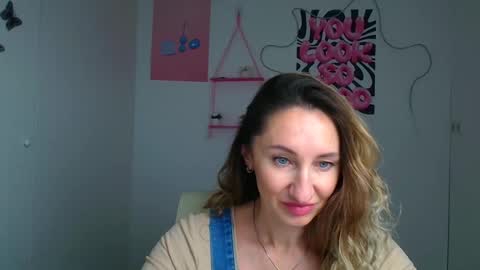 Snapshot of milena_sunny_ chatting on 12-22-25, 06:43 Milena online show from 12-22-25, 06:43