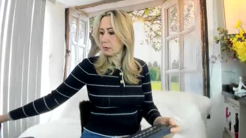 Snapshot of milfashley chatting on 04-06-26, 01:23 ASHLEY online show from 04-06-26, 01:23