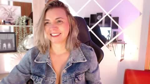 Snapshot of milfsecret69 chatting on 07-12-26, 11:12 Sara online show from 07-12-26, 11:12