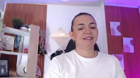 Snapshot of milfsecret69 chatting on 07-26-26, 11:06 Sara online show from 07-26-26, 11:06