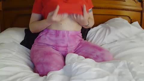 Snapshot of milfytitts chatting on 10-28-25, 03:14 MilfyTitts online show from 10-28-25, 03:14