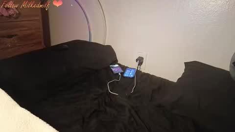 Snapshot of milkedmilf chatting on 12-18-25, 06:41 milkedmilf online show from 12-18-25, 06:41