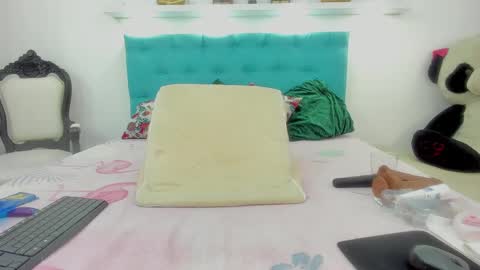 Snapshot of milky_emma chatting on 02-05-25, 01:00 milky_emma online show from 02-05-25, 01:00