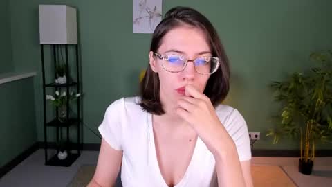Snapshot of milky_jenny chatting on 06-18-26, 04:35 Eva online show from 06-18-26, 04:35