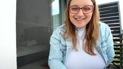 Snapshot of milkykandy chatting on 05-10-26, 01:49 Livia online show from 05-10-26, 01:49