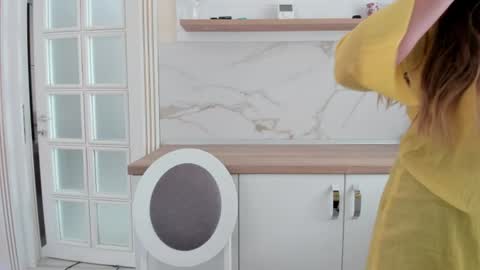 Snapshot of milkykandy chatting on 07-19-26, 05:33 Livia online show from 07-19-26, 05:33