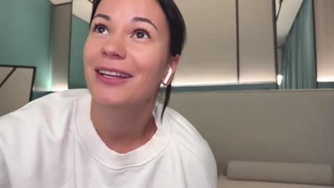 Snapshot of milla_kuni chatting on 01-27-25, 10:06 Mila online show from 01-27-25, 10:06