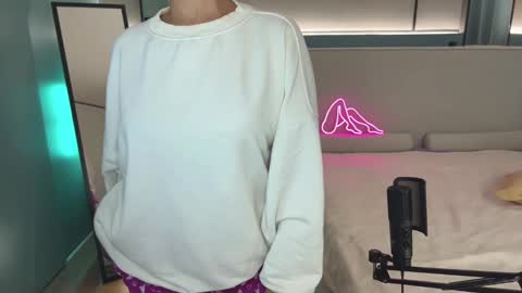 Snapshot of milla_kuni chatting on 03-06-25, 08:05 Mila online show from 03-06-25, 08:05